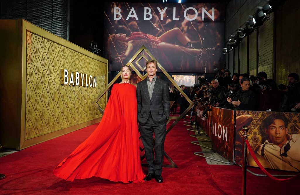 Les acteurs Margot Robbie et Brad Pitt à l'avant première du film Babylon
